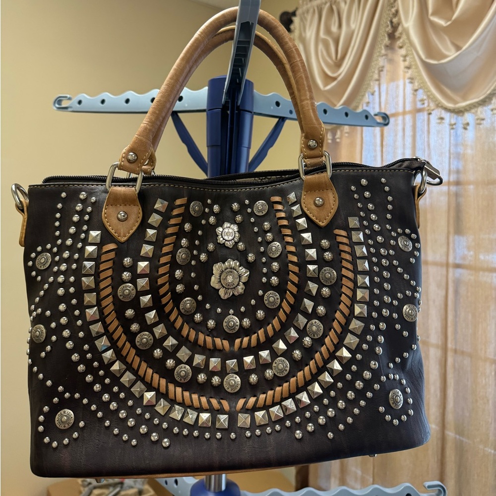 A gray Montana West Handbag